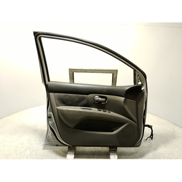 PORTA DIANTEIRA ESQUERDA PRATA NISSAN LIVINA SL 1.6 16V 2010