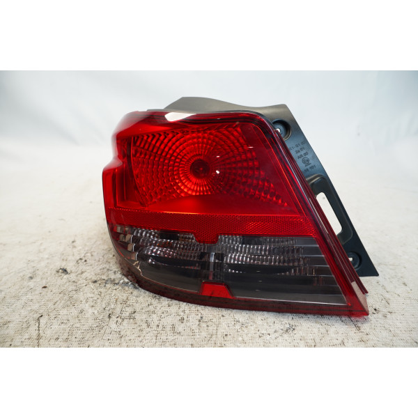 LANTERNA TRASEIRA ESQUERDA CHEVROLET ONIX HATCH LT 1.4 FL 16